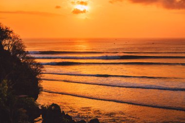 Renkli günbatımı veya gündoğumu okyanus ve büyük dalgalar fo sörf ile