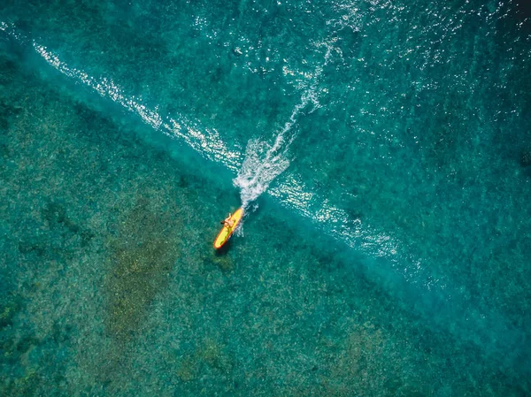 Εναέρια Άποψη Surfer Γυναίκα Στο Κύμα Τροπικό Μπλε Του Ωκεανού — Φωτογραφία Αρχείου