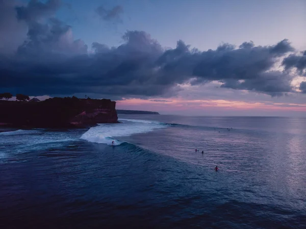 空中拍摄与日落或日出在海洋与波浪 — 图库照片