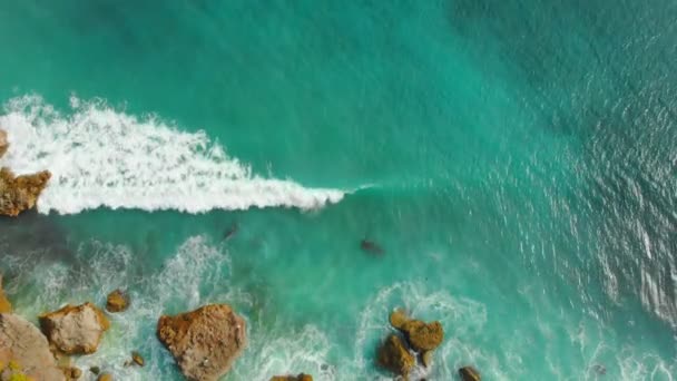 Luchtfoto Van Turquoise Oceaan Met Golven Stenen Bali — Stockvideo