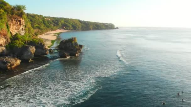 Kıyı Şeridi Okyanus Dalgalar Için Bekleyen Sörfçü Havadan Görünümü — Stok video