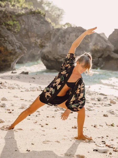 Attractive Healthy Woman Practicing Yoga Beach Sunset Bali — Stock Photo, Image