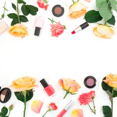 Turuncu gül çiçek ve beyaz arka plan üzerinde kadınsı kozmetik ile çerçeve çiçek. Düz yatıyordu, en iyi görünümü.
