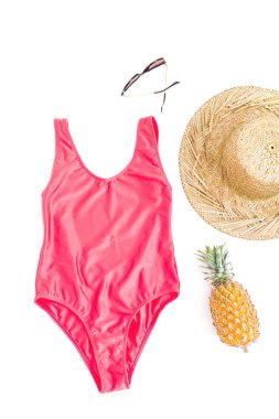 Ananas meyve, güneş gözlüğü, hasır şapka ve beyaz arka plan üzerinde pembe mayo. Düz yatıyordu, en iyi görünüm. Beach kavramı.