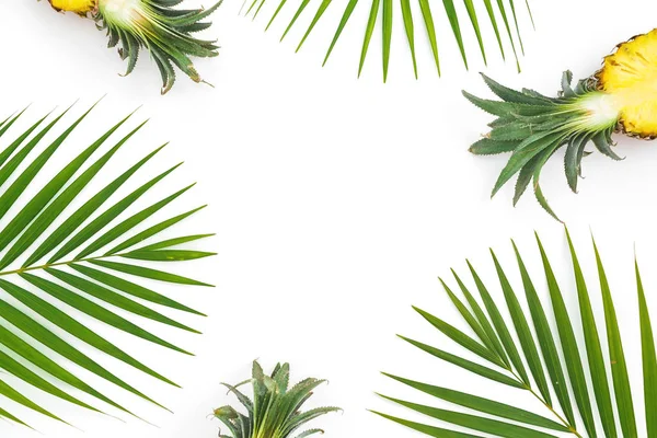 Rahmen Aus Ananasfrüchten Und Palmblättern Auf Weißem Hintergrund Flache Lage — Stockfoto