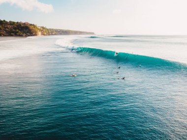 Büyük dalga sörf Bali hava ateş. Büyük dalgalar okyanusta