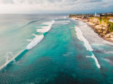 Hava büyük dalgaları batımında çekim. En büyük okyanus dalgalarının Bali