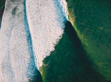 Hava büyük dalgaları batımında çekim. En büyük okyanus dalgalarının Bali