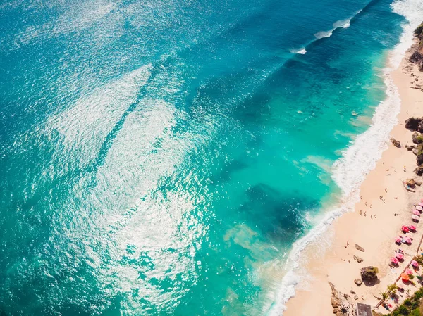 バリのターコイズブルーの海とビーチがある美しい海岸線 空中風景 — ストック写真