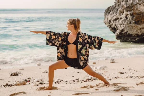 Молода Здорова Жінка Практикує Йогу Пляжі Заході Сонця — стокове фото