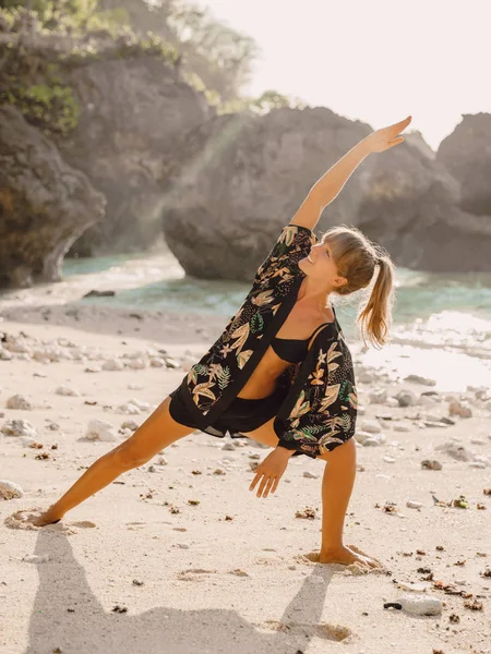 Giovane Donna Sana Che Pratica Yoga Sulla Spiaggia Tramonto — Foto Stock