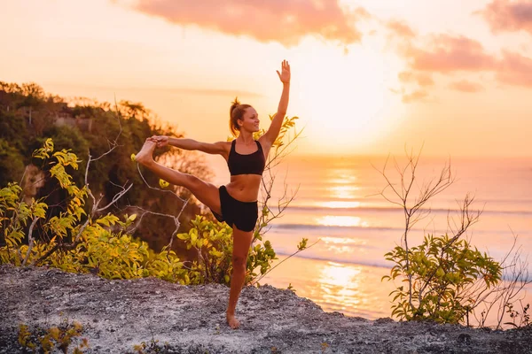 Young Healthy Woman Black Sportswear Practicing Yoga Seacoast — Stock Photo, Image