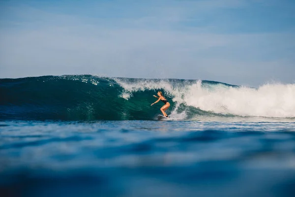 Mooie Surfer Vrouw Zitten Surfplank Oceaan Met Eiland Achtergrond — Stockfoto