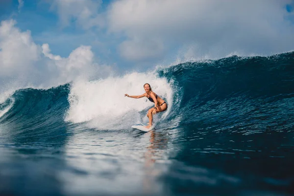 Mooie Surfer Vrouwelijke Surfer Rijden Golf Oceaan — Stockfoto