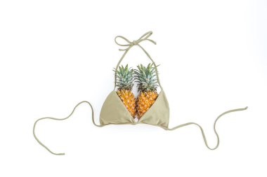 Ananas ve kadın mayo izole beyaz arka plan, üstten görünüm, tatil yaz konsepti 