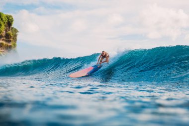 Güzel sörfçü kadın Okyanusu mavi gökyüzü arka plan üzerinde sörf tahtası üzerinde 
