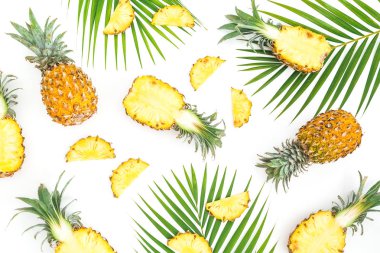 dilimlenmiş ananas meyve ve palmiye desen beyaz zemin üzerine, üstten görünüm bırakır. Tropikal kavramı 