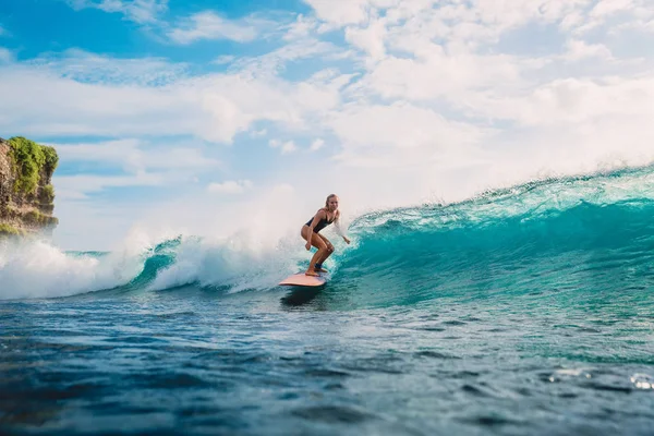 Frumoasă Femeie Surfer Placa Surf Ocean Fundal Albastru Cer — Fotografie, imagine de stoc