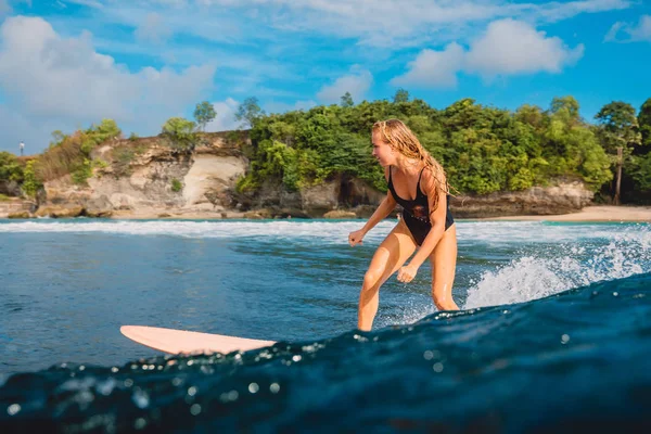 Mulher Surfista Bonita Prancha Surf Oceano Fundo Céu Azul — Fotografia de Stock