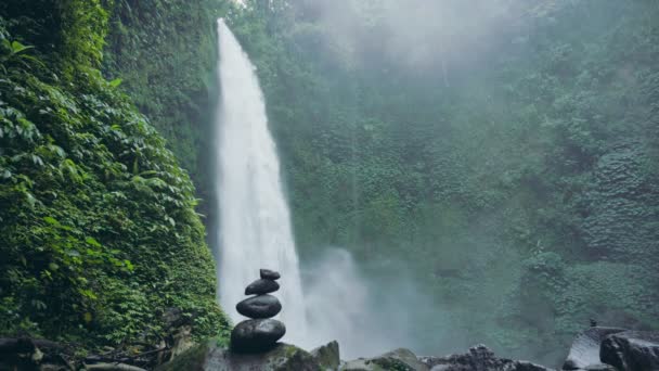 印尼巴厘岛热带森林瀑布 — 图库视频影像