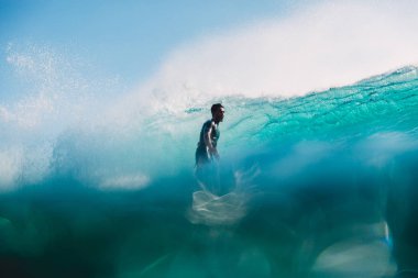 Bali, Endonezya - 29 Temmuz 2018: wipe out içi boş dalga çökmesini büyük okyanusta kaçmak için binmek doğrultma sörfçü