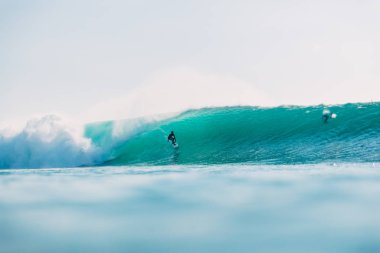 Bali, Endonezya - 29 Temmuz 2018: Profesyonel sörfçü ride büyük varil dalga Padang Padang Beach
