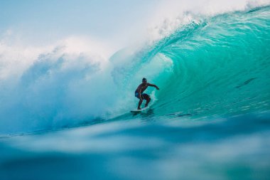 Bali, Endonezya - 29 Temmuz 2018: Profesyonel sörfçü ride büyük varil dalga Padang Padang Beach