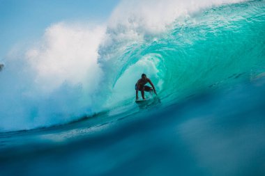 Bali, Endonezya - 29 Temmuz 2018: Profesyonel sörfçü ride büyük varil dalga Padang Padang Beach