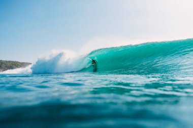Bali, Endonezya - 29 Temmuz 2018: Okyanusu Padang padang Plajı'nda sörf erkek sporcu