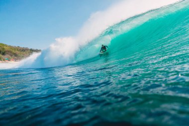 Bali, Endonezya - 29 Temmuz 2018: Okyanusu Padang padang Plajı'nda sörf erkek sporcu