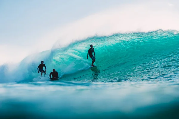 Bali Indonesia Julio 2018 Surfistas Montando Olas Salpicando Agua Durante — Foto de Stock