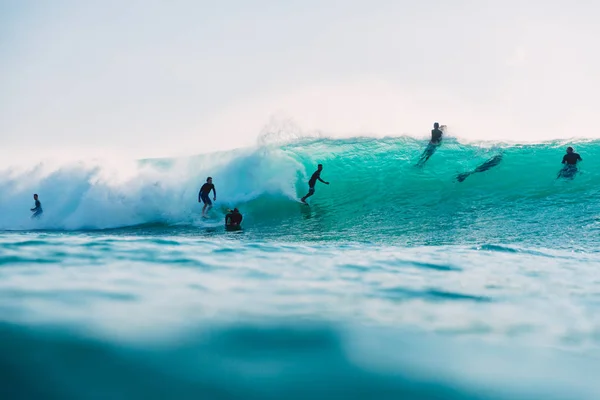 Bali Endonezya Temmuz 2018 Dalga Sürme Sıçramasına Sörfçü Yaz Gün — Stok fotoğraf