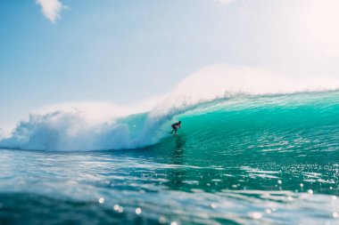 Bali, Endonezya - 29 Temmuz 2018: Sörfçü namlulu tüp dalga mavi okyanus üzerinde