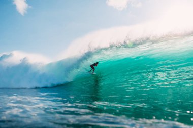 Bali, Endonezya - 29 Temmuz 2018: Sörfçü namlulu tüp dalga mavi okyanus üzerinde