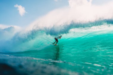 Bali, Endonezya - 29 Temmuz 2018: Sörfçü namlulu tüp dalga mavi okyanus üzerinde