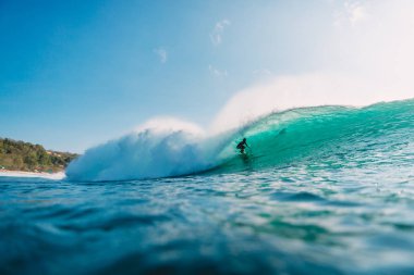 Bali, Endonezya - 29 Temmuz 2018: okyanusta ince şeklinde dalga eğrisi içinde sürme profesyonel sörfçü