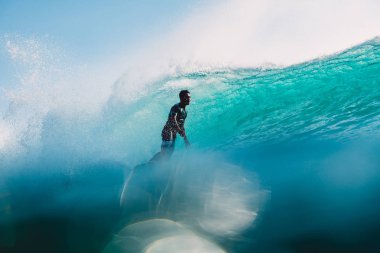 Bali, Endonezya - 29 Temmuz 2018: wipe out içi boş dalga çökmesini büyük okyanusta kaçmak için binmek doğrultma sörfçü