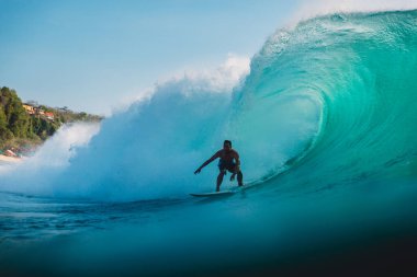 Bali, Endonezya - 29 Temmuz 2018: okyanusta ince şeklinde dalga eğrisi içinde sürme profesyonel sörfçü