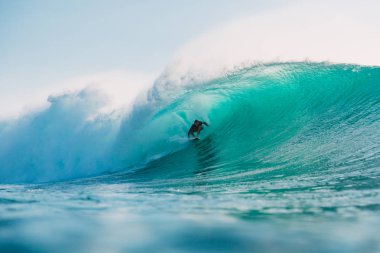 Bali, Endonezya - 29 Temmuz 2018: okyanusta ince şeklinde dalga eğrisi içinde sürme profesyonel sörfçü