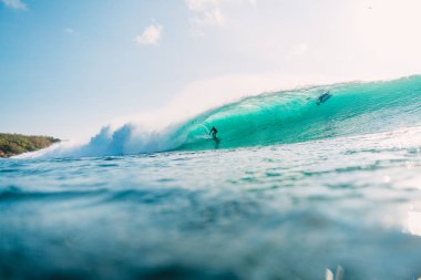 Bali, Endonezya - 29 Temmuz 2018: okyanusta ince şeklinde dalga eğrisi içinde sürme profesyonel sörfçü