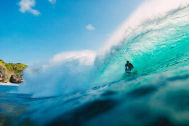 Bali, Endonezya - 29 Temmuz 2018: okyanusta dalga eğrisi içinde sürme profesyonel sörfçü