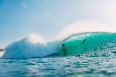 Bali, Endonezya - 29 Temmuz 2018: okyanusta dalga eğrisi içinde sürme profesyonel sörfçü