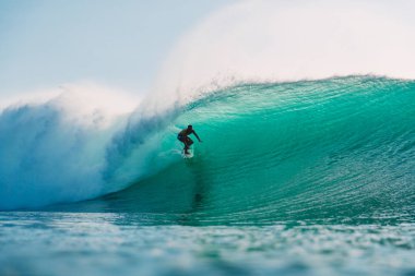 Bali, Endonezya - 29 Temmuz 2018: okyanusta dalga eğrisi içinde sürme profesyonel sörfçü