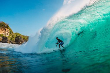 Bali, Endonezya - 29 Temmuz 2018: varil, büyük dalgalar okyanusta dalga sürme profesyonel sörfçü 