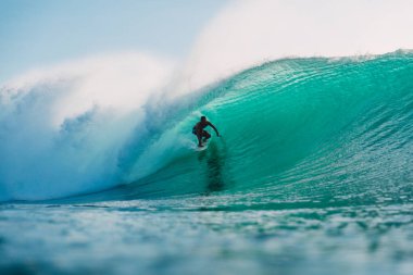 Bali, Endonezya - 29 Temmuz 2018: varil, büyük dalgalar okyanusta dalga sürme profesyonel sörfçü 