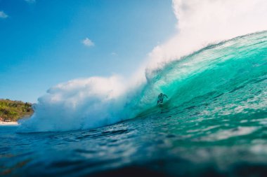 Bali, Endonezya - 29 Temmuz 2018: varil, büyük dalgalar okyanusta dalga sürme profesyonel sörfçü 