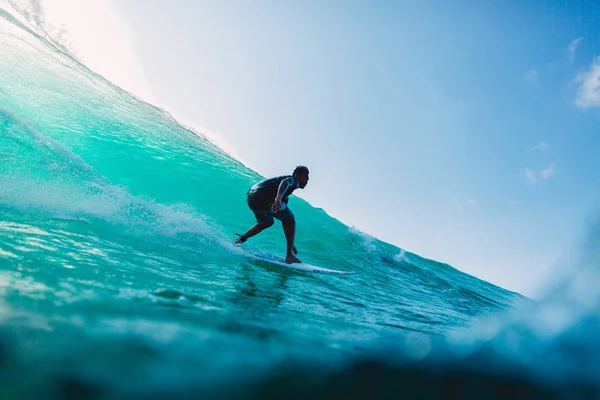 Bali Indonesia Julio 2018 Deportista Masculino Surfeando Océano Playa Padang —  Fotos de Stock