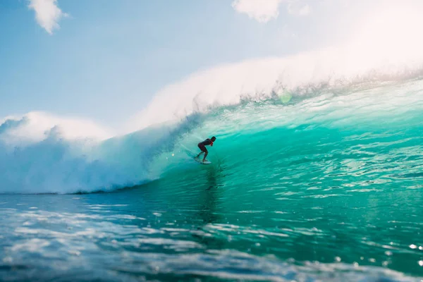 Bali Indonesië Juli 2018 Surfer Blauwe Oceaan Golf Buis Krijgen — Stockfoto