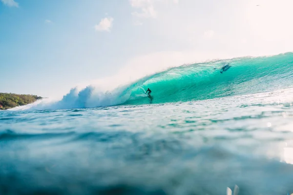 Bali Indonesia Julio 2018 Surfista Profesional Que Monta Bien Dentro —  Fotos de Stock