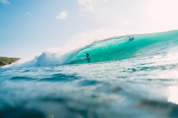 Bali Indonezja Lipca 2018 Profesjonalny Surfer Jazdy Dobrze Wewnątrz Krzywej — Zdjęcie stockowe